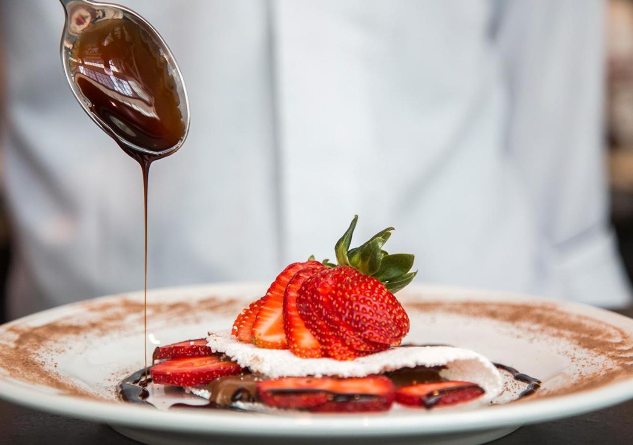 ホテル グラン エスタンプラザ ベリーニ サンパウロ エクステリア 写真 Strawberries with balsamic vinegar