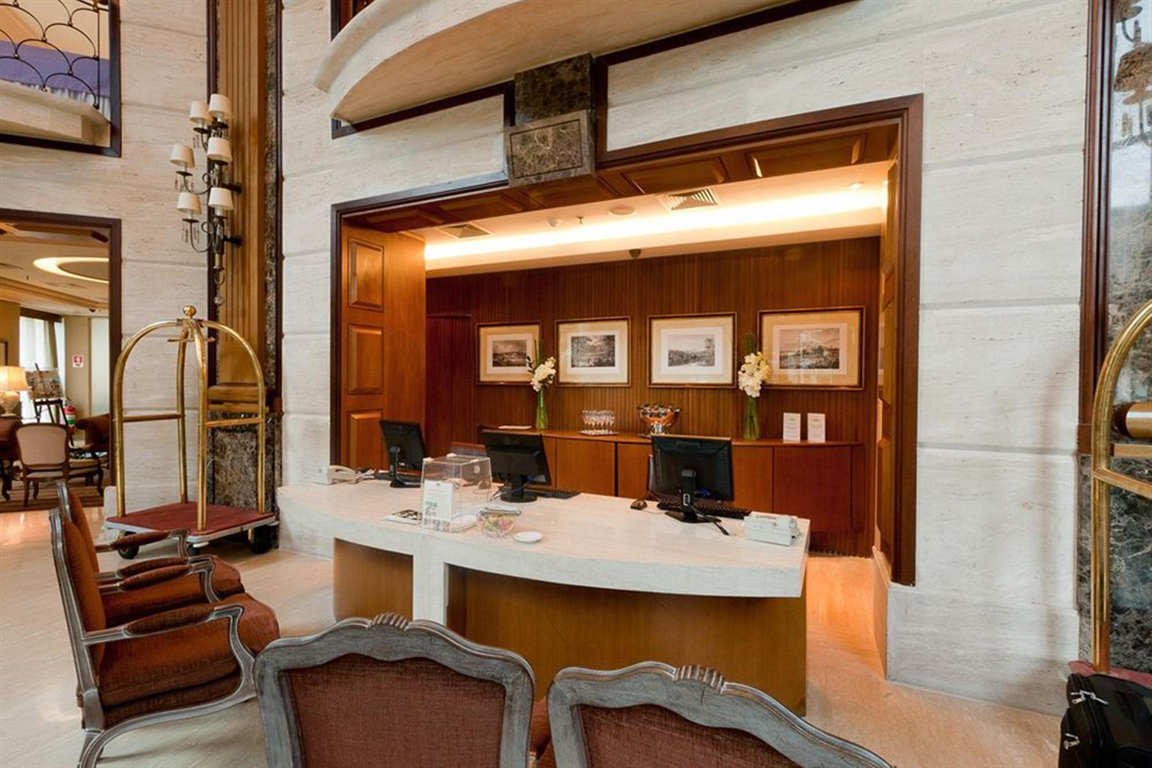 ホテル グラン エスタンプラザ ベリーニ サンパウロ エクステリア 写真 Concierge desk at the Ritz-Carlton, Dubai